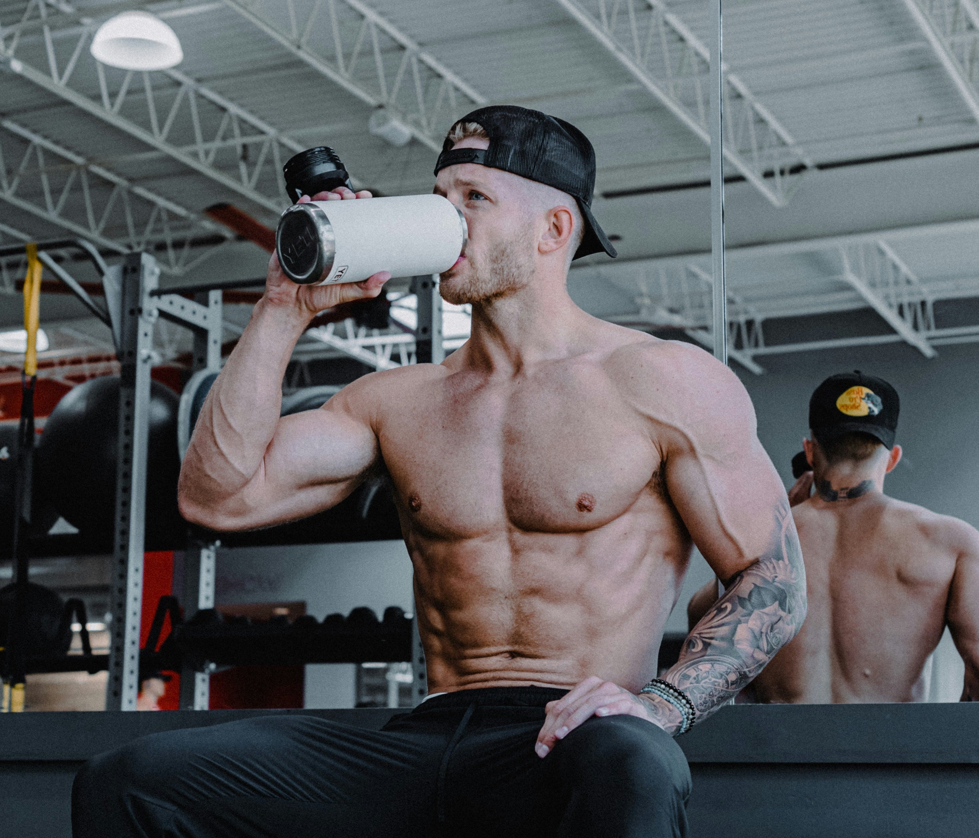 Athlete drinking during training, representing intra-workout hydration, electrolytes and performance support.